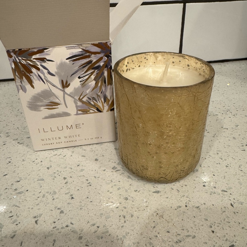 Illume Winter White Luxury Soy Candle — 9.1 oz (259 g) — New in Box - Picture 8 of 10
